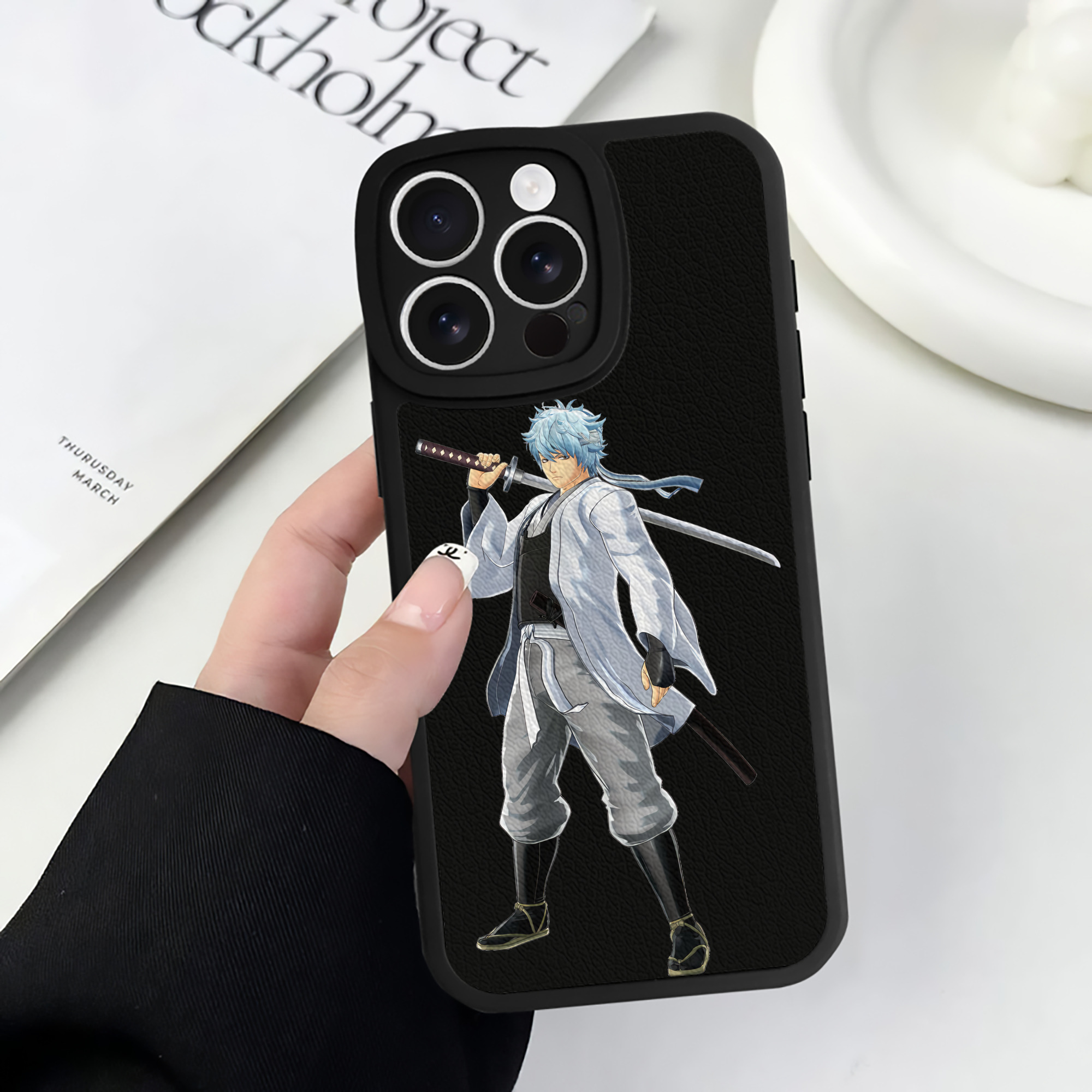 （画像用） ぎんたま 坂田銀時（さかたぎんとき） 神楽 志村新八（しむら しんぱち） GINTAMA Sakata Gintoki Kagura Shimura Shinpachi 【iPhone 16シリーズ対応】シリコンスマホケース（レザー調） 材質：シリコン